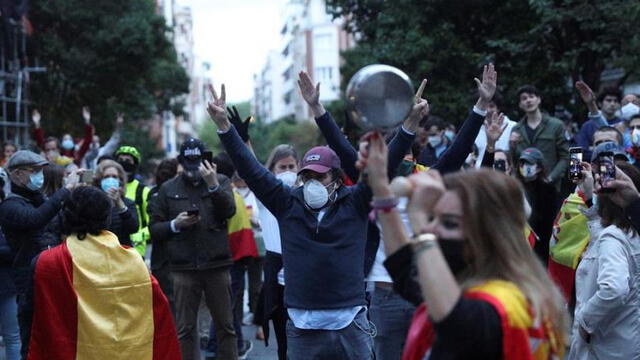 Manifestantes en las calles de Madrid protestando contra la gestión de Pedro Sánchez.