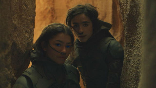 Los personajes de Timothée chalamet y Zendaya en la película Dune
