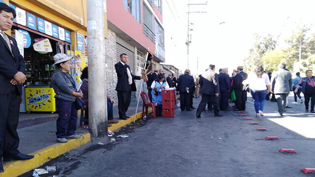 Toman cerveza en vía pública tras desfile de la “I” en Arequipa