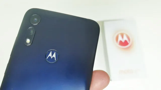 El Moto E6s de Motorola posee un sensor de huellas, batería de 3.000 mAh y doble cámara con inteligencia artificial. Foto: Daniel Robles.