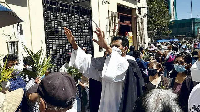 Calma. Religioso salió a las afueras de iglesia de Santo Domingo para pedir a la población guarden el orden y las medidas de bioseguridad. Foto: La República