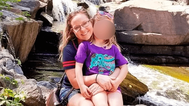 EE.UU.: padre y madrastra asesinan a su hija de 8 años que se había orinado en la cama