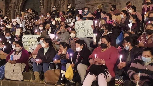 Decenas de personas en el exterior de la catedral de Cusco. Foto: Cortesía