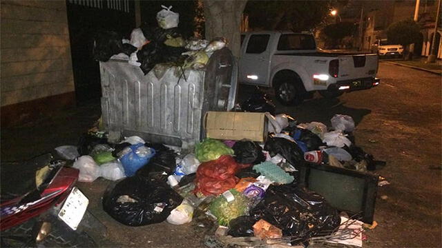 Recogen residuos acumulados afuera de contenedor de basura