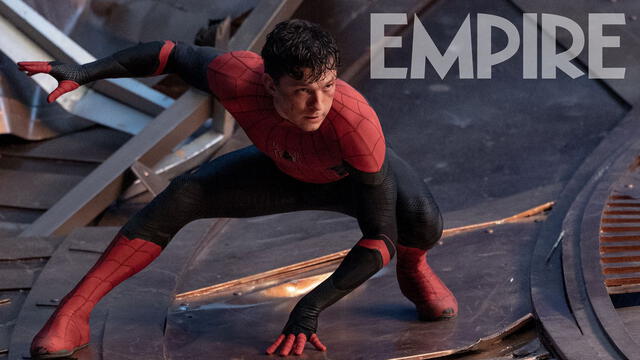 Tom Holland porta su traje usual de Spider-Man en lo que parece una escena de batalla. Foto: Empire
