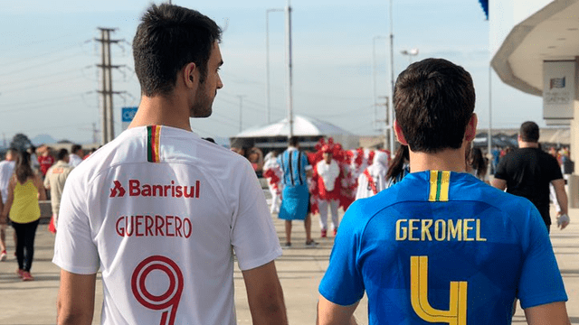 Periodista brasileño asombrado por la cantidad de camisetas con la 9 de Paolo Guerrero Periodista brasileño asombrado por la cantidad de camisetas con la 9 de Paolo Guerrero