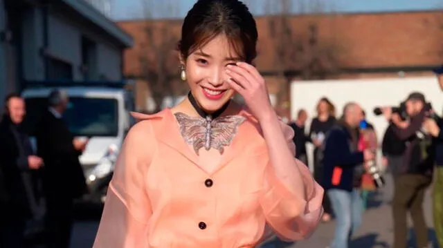 IU en el backstage del show de Gucci en la Semana de la Moda de Milán 2020