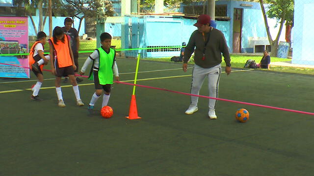 La escuela enseña el fútbol de forma gratuita