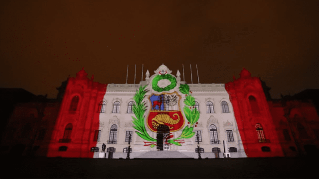 Palacio de Gobierno iluminado por el Día del Trabajo. Foto: Presidencia