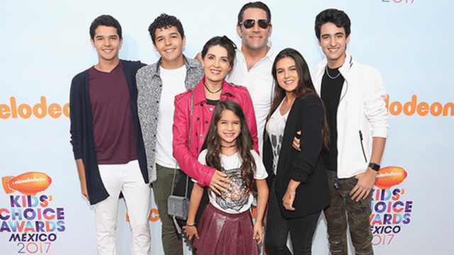 Eduardo Santamarina junto a su esposa  Mayrín Villanueva y sus hijos | Foto: Difusión