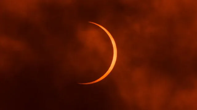 La luna se mueve frente al sol durante un eclipse solar anular visto a través de las nubes desde Nueva Delhi el 21 de junio de 2020.
