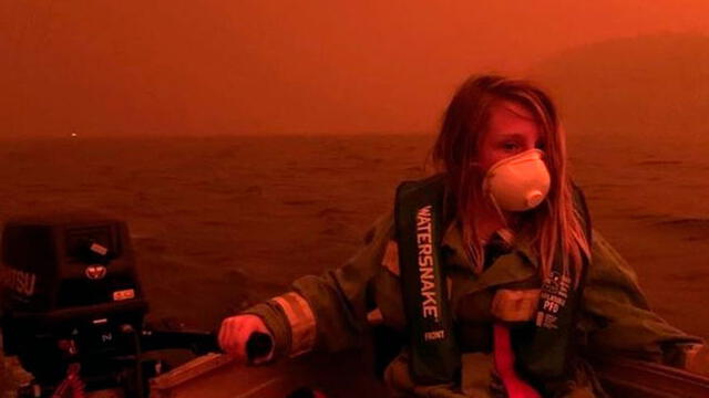 Los incendios forestales en Australia mantienen a la población en el mar ya que las viviendas fueron consumidas por el fuego. Foto: ABC News