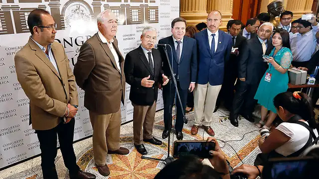 Villanueva se reúne con cuatro bancadas en busca del voto de confianza Villanueva se reúne con cuatro bancadas en busca del voto de confianza