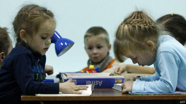 Un libro nunca será un mal regalo para un niño. Foto: AFP