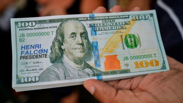 Dólares en Venezuela. Foto: AFP.
