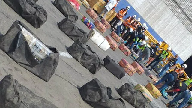 Callao: Hallan más de 2 toneladas de alcaloide de cocaína en un barco [FOTOS]