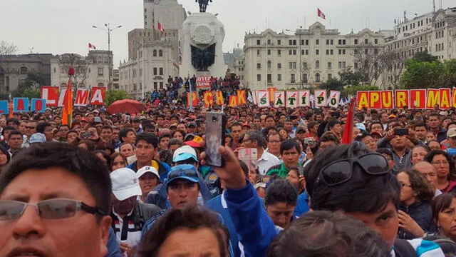 Huelga de profesores: docentes se concentran en la plaza San Martín [EN VIVO]