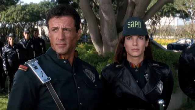 Sylvester Stallone y Sandra Bullock en El demoledor.