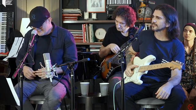 Artistas transmiten su presentación desde la casa de Alejandro Sanz.