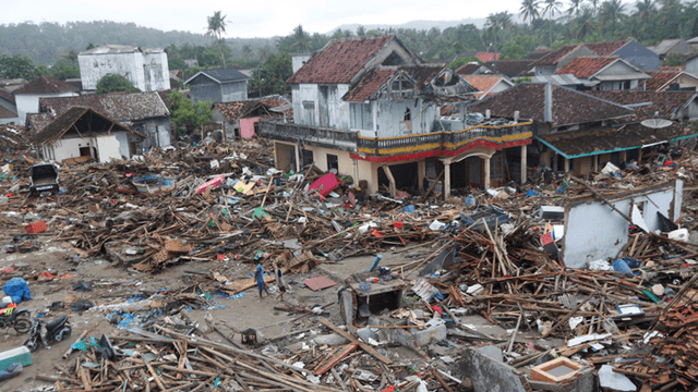 La desoladora elección de hombre en medio de tsunami en Indonesia: su esposa o su mamá y el bebé