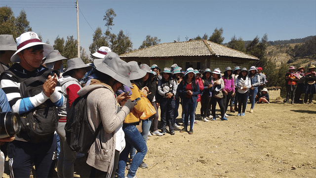 Comunidad campesina y estudiantes universitarios realizan jornada de limpieza en bosque de los Tumbos