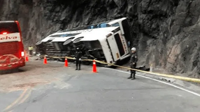 Carretera Central: seis muertos tras despiste de bus interprovincial en San Mateo  [VIDEO y FOTOS]