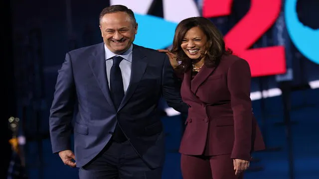 La candidata demócrata a la vicepresidencia, la senadora estadounidense Kamala Harris (D-CA) y su esposo Douglas Emhoff aparecen en el escenario. Foto: AFP.