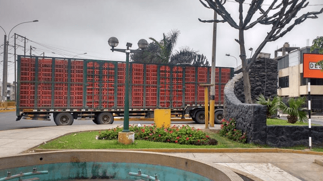 Ate: Camión derriba arco de Salamanca de Monterrico [VIDEO]