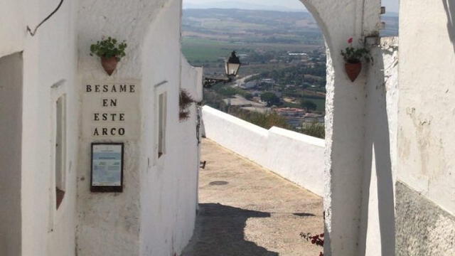 El rincón del beso es uno de los atractivos del Paseo del Amor en Cádiz. (Foto: La voz del sur)