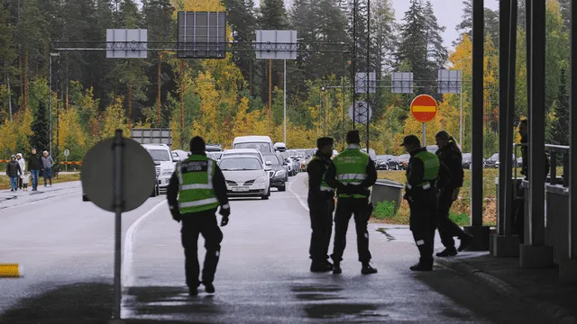 Autos que hacen cola en el cruce fronterizo de Vaalimaa, entre Finlandia y la Federación