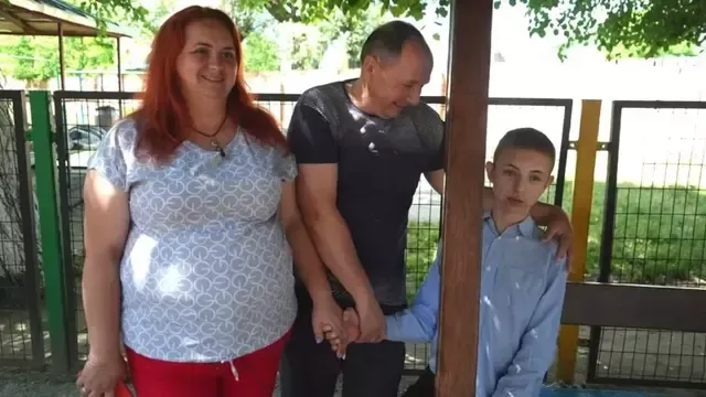 "El corazón de un padre siempre está con su hijo", dice la madre Maryna, en la foto con Vasyl y el padre de este, Illya. Foto: BBC