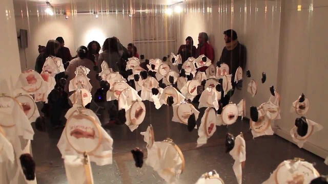 'Paños' es una exposición que cuestiona la mirada machista sobre la menstruación. Foto: captura YouTube.