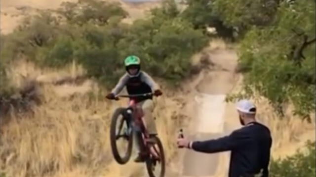 YouTube viral: youtuber ve el "video viral de la moto" mientras come y tiene insólita reacción