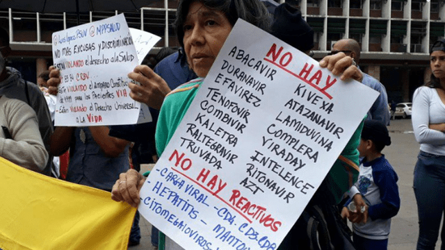 "No soy un número, merezco vivir”: Pacientes crónicos en Venezuela protestan ante ministerio 