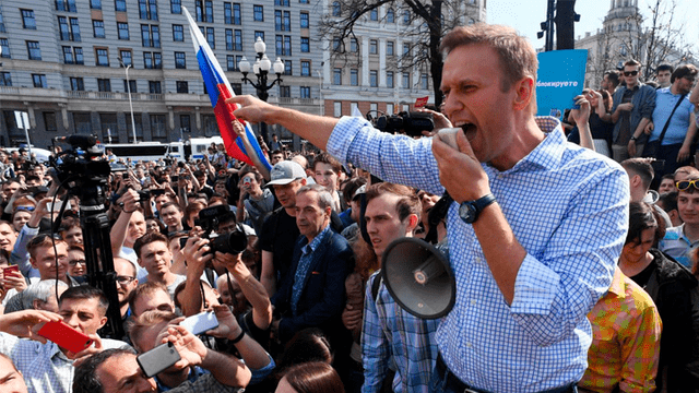 Policía rusa quiere interrogar a opositor Alexéi Navalni tras salir del coma en Alemania