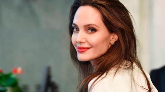 Sacan a la luz imagen de Angelina Jolie en una cama