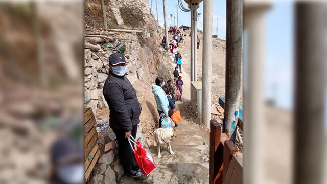 Beneficiarios de olla común hacen fila para recibir sus raciones. Foto: difusión