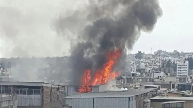 Arequipa: Gigantesco incendio frente a mercado San Camilo fue controlado por más de 80 bomberos [VIDEO]