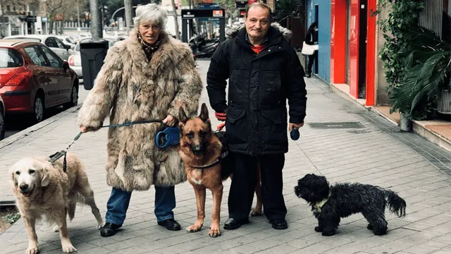 Esta pareja de esposos no deja de pasear diariamente a sus tres mascotas. (Foto: El País)