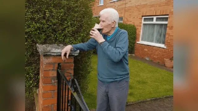 Sorprenden a anciano llevándole su cerveza favorita hasta la puerta de su casa [FOTOS]