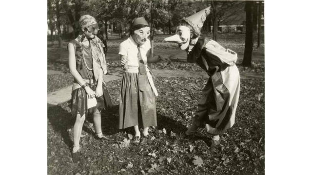 Tres niñas se preparan para las festividades de Halloween en el vecindario de College Hill de Cincinnati, Ohio, 1929. (Cincinnati Museum Center / Archive Photos
