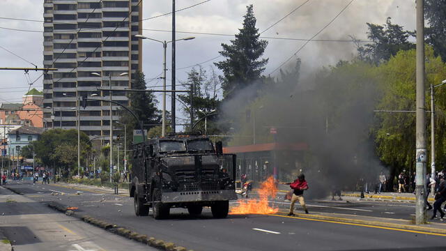 Manifestante ataca vehículo rompe manifestaciones de la policía.