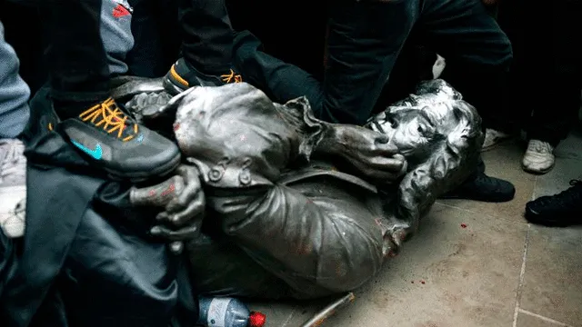 Inglaterra: manifestantes derriban estatua de traficante de esclavos y la arrojan al río