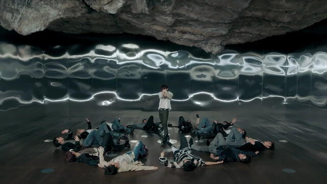 MV "24H" de SEVENTEEN. Créditos: Pledis Entertainment
