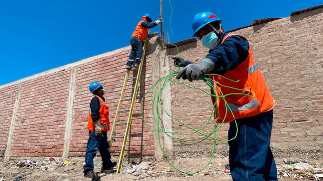 Personal de Ensa retira cables de conexiones clandestinas
