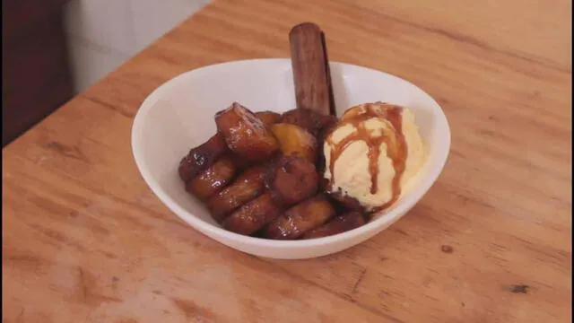 El plátano calado se acompaña con una bola de helado de vainilla. Foto: postresurbanos El plátano calado se acompaña con una bola de helado de vainilla. Foto: postresurbanos