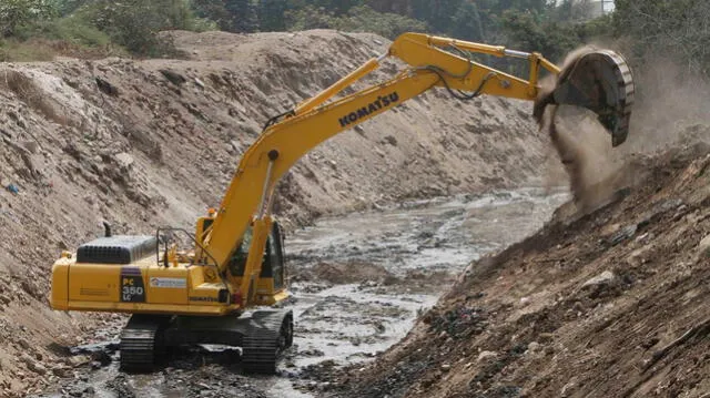 Trabajos de limpieza del río Reque