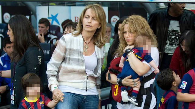 Montserrat Bernabéu, madre de Gerard Piqué, al lado de Shakira
