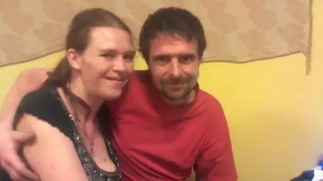 Le rompió la cabeza a su dama de honor por tener intimidad con su prometido