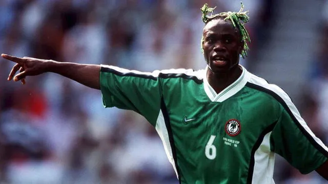 Taribo West, defensor nigeriano que supo pasear su fútbol por el 'viejo continente'. Foto: fútbolemotion.